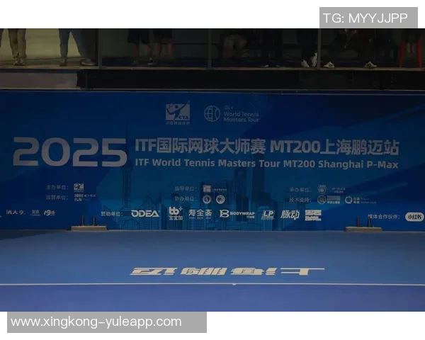 申花主帅斯卢茨基现场观战德约科维奇比赛享受偷闲时光 申花主帅斯卢茨基现场观战德约科维奇比赛享受偷闲时光