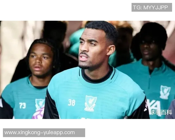 赫拉芬贝赫在禁区外遭铲倒主裁未判罚比赛继续进行引发争议