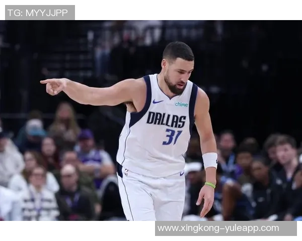 小波特女友现身赛场为独行侠加油引发热议与关注