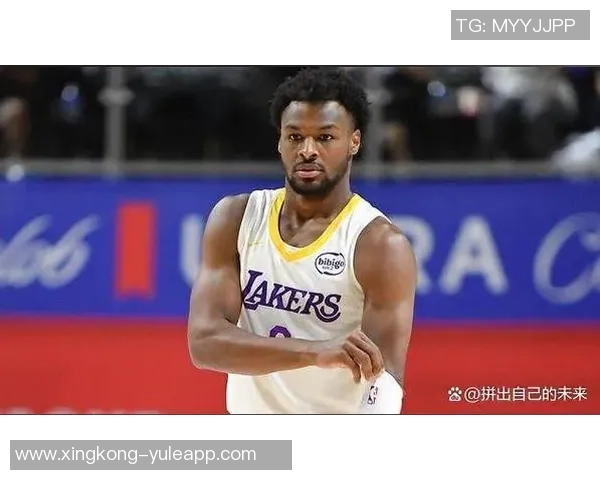 字母哥身穿老詹赠送的23号球衣入更衣室布朗尼球衣成新亮点